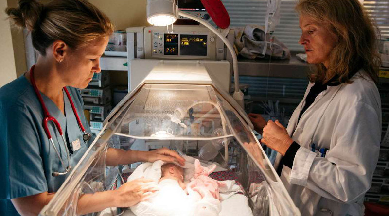 The photo shows Professor Dorothee Viemann (right) and Dr. Sabine Pirr, senior physician at the intensive care unit for premature and full-term infants at Hannover Medical School (MHH), appearing with a premature baby. The photo was taken prior to the corona pandemic. © Sven Döring für VolkswagenStiftung