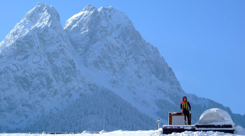 On the Zugspitze, KIT researchers monitor CO2 concentration and other parameters of the atmosphere. (Photo: Markus Rettinger, KIT)