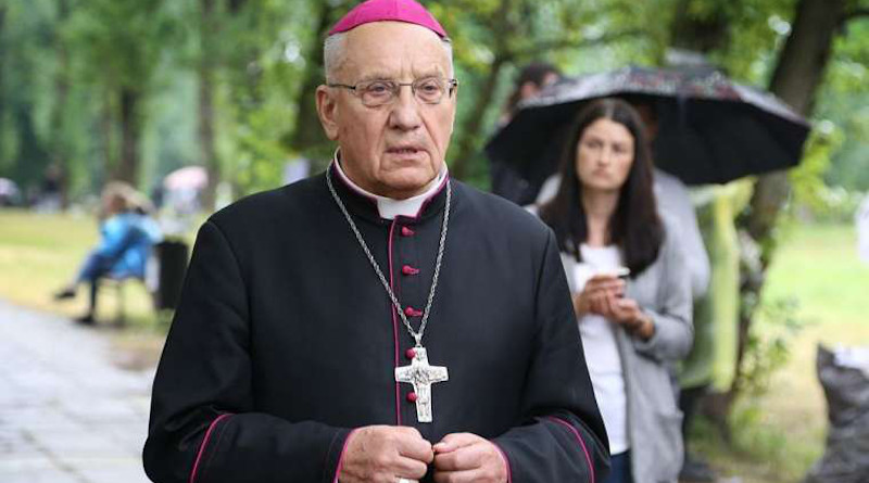 Archbishop Tadeusz Kondrusiewicz of Minsk-Mohilev prays outside the Akrestsin Street pre-trial detention center in Minsk, Aug. 19, 2020. Credit: Catholic.by.