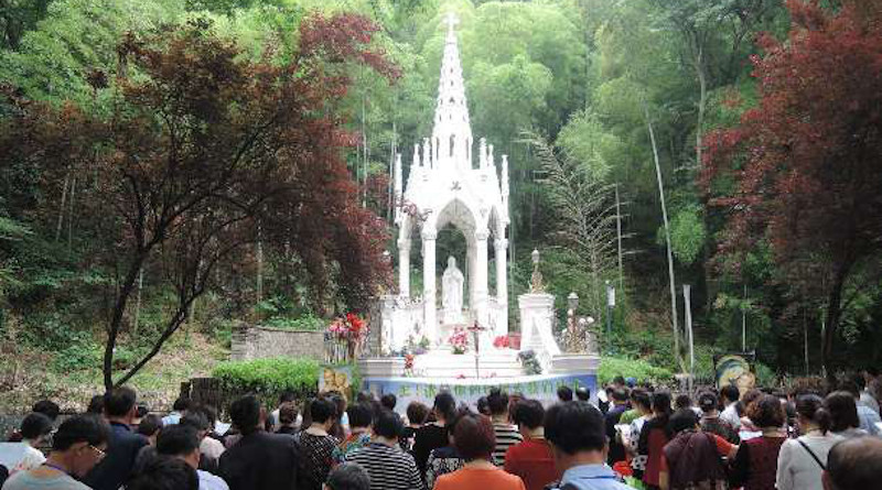 Catholics praying at a Sheshan Marian grotto in the Chinese city of Shanghai in 2015. (UCA News file photo)
