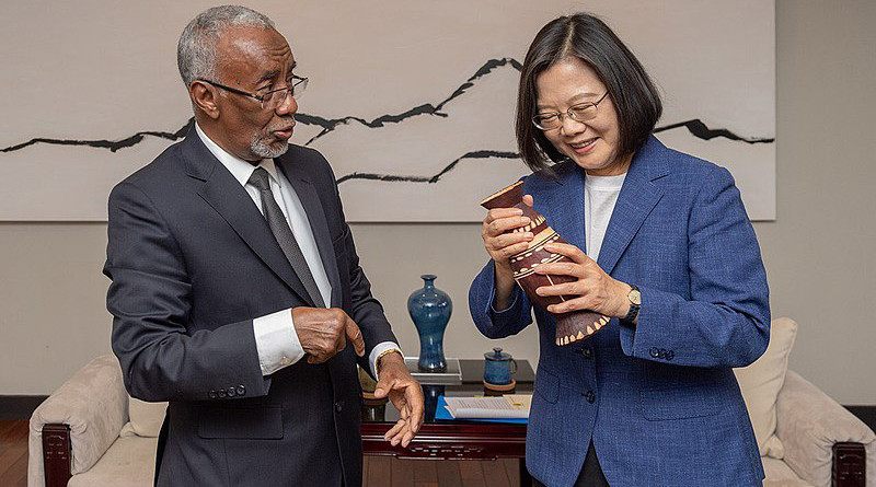 Somaliland Foreign Minister Hagi Mohamoud with Taiwan President Tsai Ing-wen. Photo Credit: VOA, Wikipedia Commons