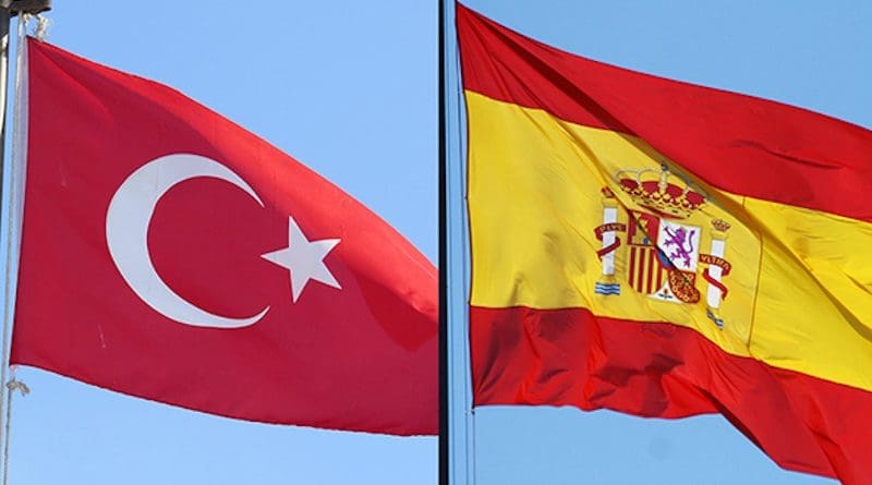 Flags of Turkey and Spain. Photos: Daniel Snelson (CC BY-NC 2.0) & Contando Estrelas (CC BY-SA 2.0)