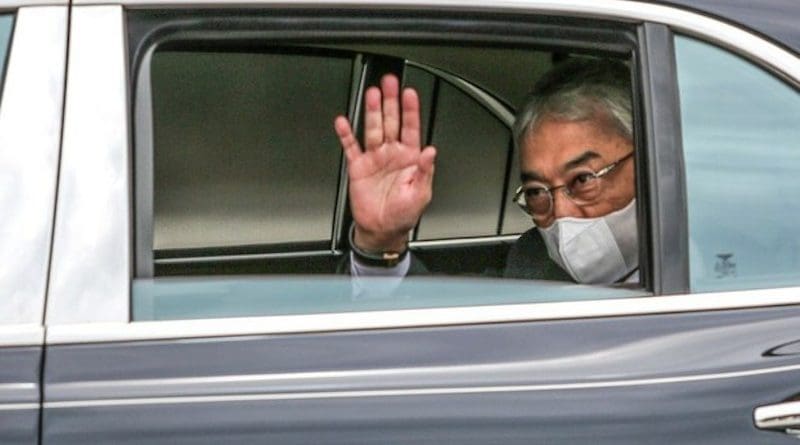 Malaysia's King Al-Sultan Abdullah Ri’ayatuddin Al-Mustafa Billah waves to reporters as he arrives at the gate to the National Palace in Kuala Lumpur ahead of a meeting there with his fellow Malay Rulers, Oct. 25, 2020. [Photo Credit: S. Mahfuz/BenarNews]