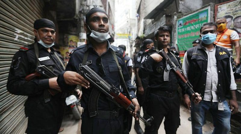 Rapid Action Battalion (RAB) personnel gather in a Dhaka street before raiding a home to arrest a suspect, Oct. 26, 2020. [BenarNews]
