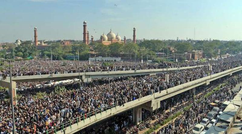 Huge crowds of mourners line the roads of Lahore for the funeral procession of Tehreek-e-Labbaik Pakistan leader Khadim Hussain Rizvi on Nov. 21. (Photo supplied)