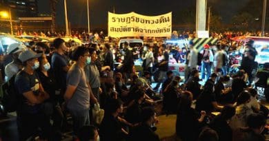 Thousands protest in front of the Siam Commercial Bank headquarters to demand the king return “national assets,” Nov. 25, 2020. Nontarat Phaicharoen/BenarNews