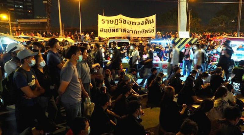 Thousands protest in front of the Siam Commercial Bank headquarters to demand the king return “national assets,” Nov. 25, 2020. Nontarat Phaicharoen/BenarNews