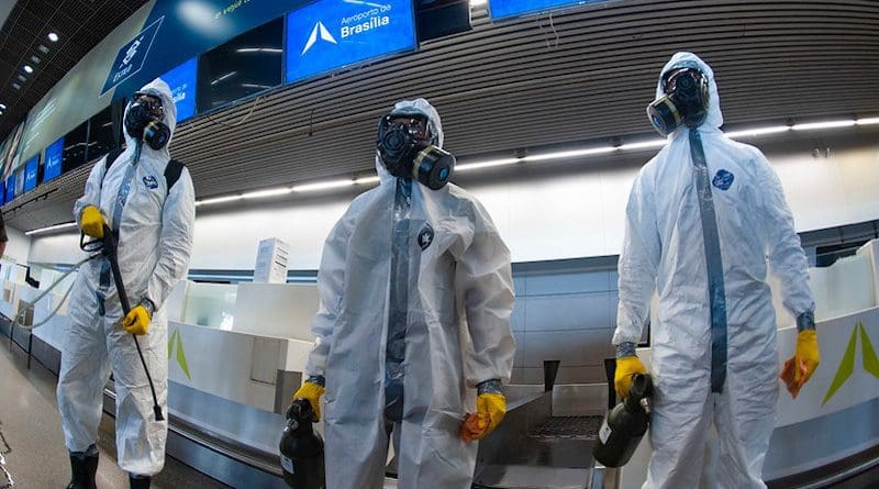 Members of the Planalto Military Command disinfecting Brasilia International Airport in April 2020. Foto: Leopoldo Silva/Agência Senado - Senado Federal (CC BY 2.0)