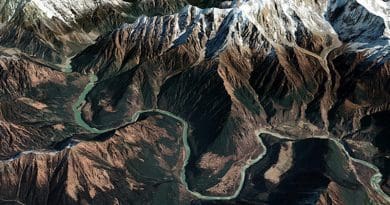The Yarlung snaking its way in between the lofty peaks of Namcha Barwa (R) and Gyala Peri (L) | Source: Google Earth