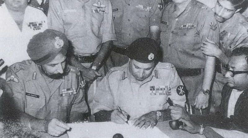 Lt Gen Niazi signing the Pakistan Instrument of Surrender under the gaze of Lt Gen Aurora on December 16, 1971. Photo Credit: Indian Navy, Wikipedia Commons