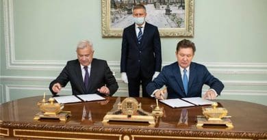 President of LUKOIL Vagit Alekperov and Chairman of the Management Committee of Gazprom Alexey Miller sign agreement. Photo Credit: LUKOIL