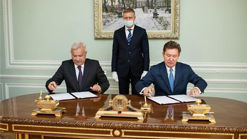 President of LUKOIL Vagit Alekperov and Chairman of the Management Committee of Gazprom Alexey Miller sign agreement. Photo Credit: LUKOIL