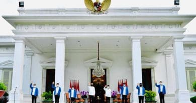 Indonesian President Joko “Jokowi” Widodo (fourth from left) and Vice President Ma’aruf Amin (fourth from right) pose with six newly appointed ministers after Jokowi introduced them at the Presidential Palace, Dec. 22, 2020. [Photo Courtesy of the Indonesia Cabinet Secretary’s Office]
