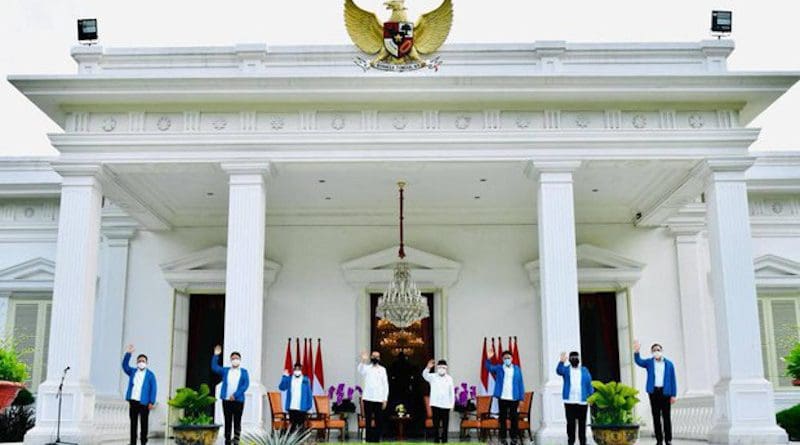 Indonesian President Joko “Jokowi” Widodo (fourth from left) and Vice President Ma’aruf Amin (fourth from right) pose with six newly appointed ministers after Jokowi introduced them at the Presidential Palace, Dec. 22, 2020. [Photo Courtesy of the Indonesia Cabinet Secretary’s Office]