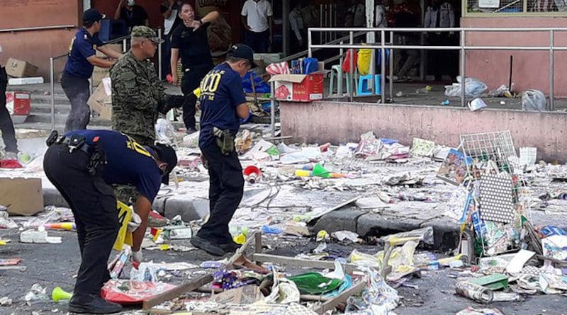 Philippine investigators search for evidence at a bomb site outside a shopping mall in the southern city of Cotabato, Dec. 31, 2018. Photo Credit: Mark Navales/BenarNews