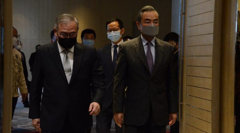 Chinese Foreign Minister Wang Yi (right) walks beside his Philippine counterpart, Teodoro Locsin Jr., before the opening of bilateral talks at Shangri-La hotel in suburban Taguig city, Jan. 16, 2021. (Handout Picture/Philippines Department of Foreign Affairs)
