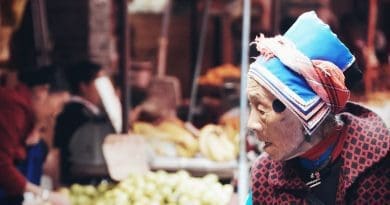 China Elderly Woman Market Seller
