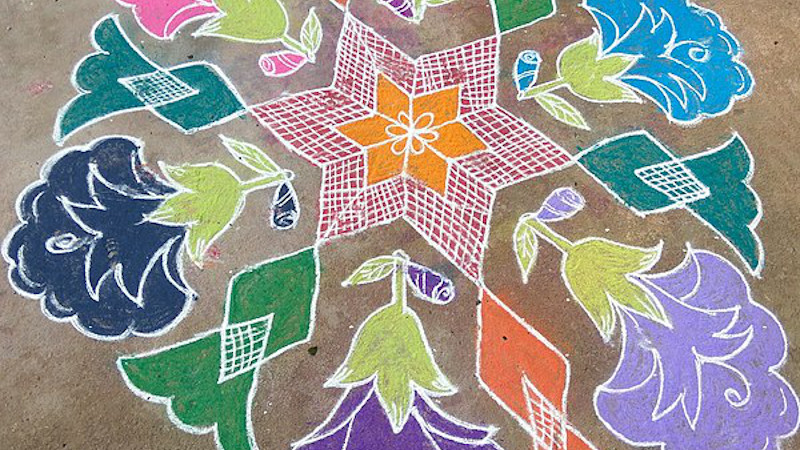 Rangoli drawing for Margazhi month festivals. Photo Credit: Raamleaks, Wikimedia Commons