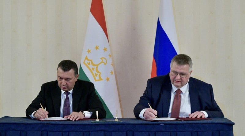 Tajikistan PM Kohir Rasulzoda and Russian deputy PM Alexei Overchuk at a signing ceremony in Moscow this week. (Photo: Tajikistan Foreign Ministry)