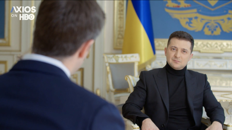 Ukrainian President Volodymyr Zelenskyi speaks to the correspondent of HBO's documentary news programme Axios. [Website of the President of Ukraine]