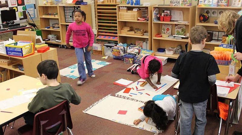 A Montessori classroom in the United States. Photo Credit: KJJS, Wikipedia Commons