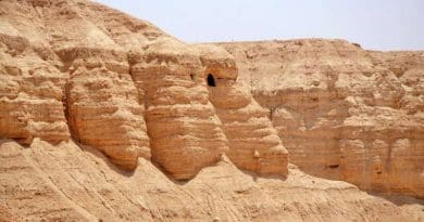 Qumran caves near the Dead Sea. Credit: Tamarah via Wikimedia (CC BY-SA 2.5)