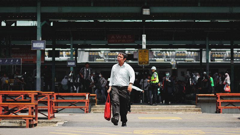 Indonesia man crowd train station