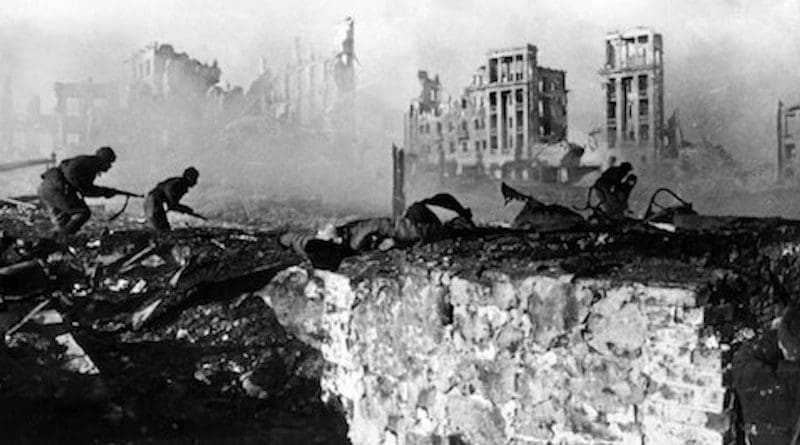 Soviet soldiers attack, February 1943. The ruined Railwaymen's Building is in the background. CC BY-SA 3.0
