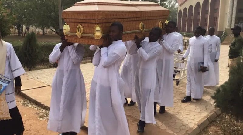 A funeral Mass in Nigeria./ Aid to the Church in Need.