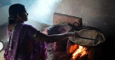 A woman cooking in a traditional kitchen in India. Photo Credit: Kaushalspeed, Wikimedia Commons