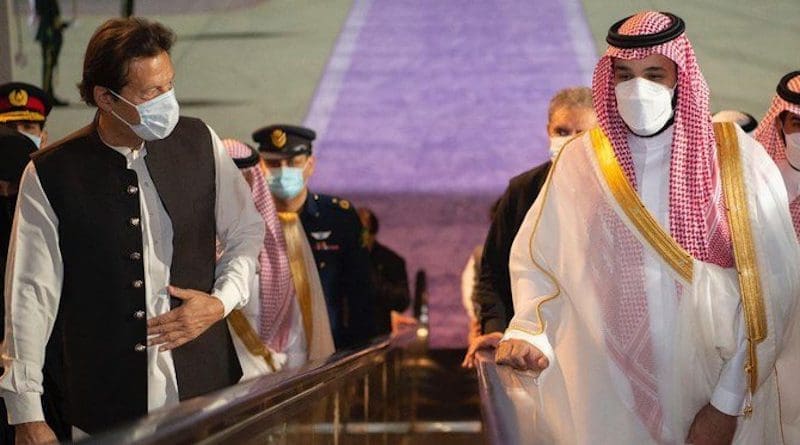 Pakistan prime minister Imran Khan was received in Jeddah by Crown Prince Mohammed bin Salman. (Photo: Bandar Algaloud, AN)