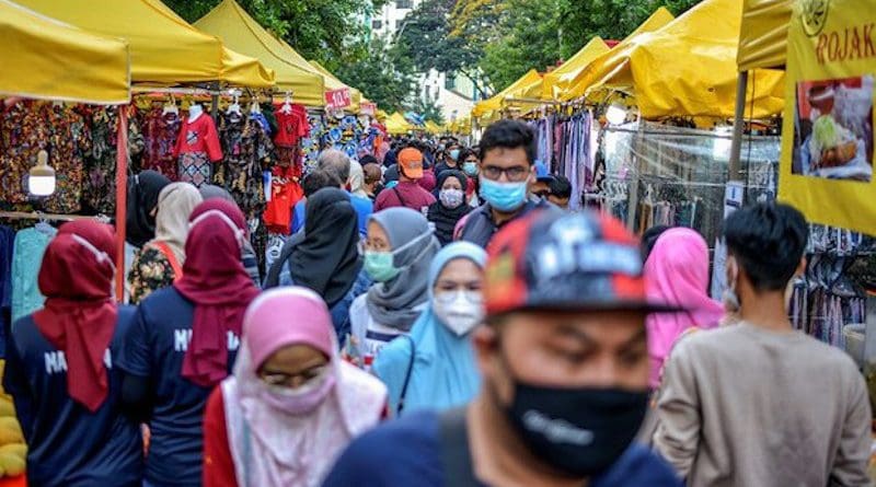Malaysians visit the Ramadan bazaar at Jalan Tunku Abdul Rahman in Kuala Lumpur, April 25, 2021. [Photo Credit: BenarNews/S.Mahfuz]