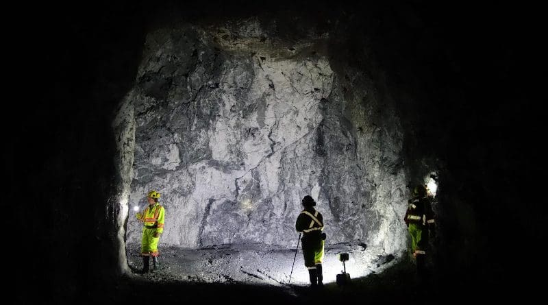 McGill Colloidal Au research team study a mineralized (gold-bearing) vein underground at the Brucejack mine. CREDIT Duncan McLeish