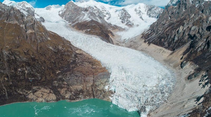 Glacial lake in the Himalayan region. CREDIT © Heng Li