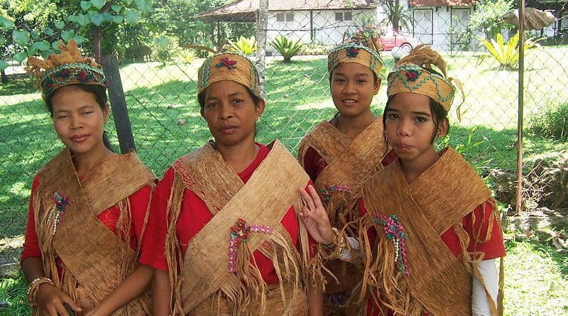 A group of Orang Asli from Malacca, Malaysia in folk costume. Photo Credit: В.А. Погадаев, Wikipedia Commons