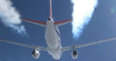 A photo of the DLR ATRA aircraft leaving contrails while using alternative fuels. It was taken from a DLR Falcon during the 2015 ECLIF-I research flights. Credits: DLR