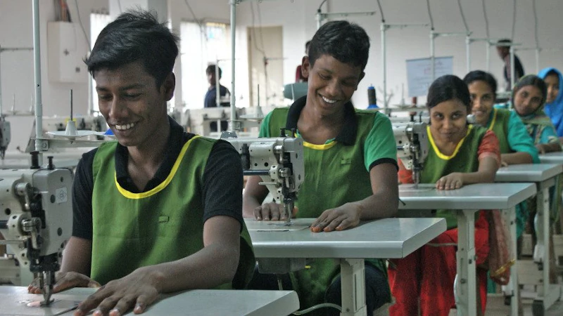 Young trainees in the leather industry in Bangladesh. Photo Credit: ILO Asia-Pacific, (CC BY-NC-ND 2.0). This image has been cropped.