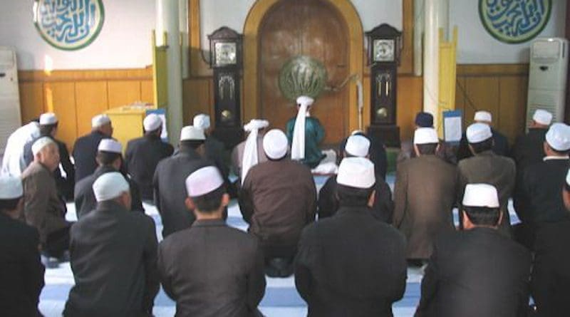 Hui Muslims praying in a mosque in China. Photo Credit: Hijau, Wikipedia Commons