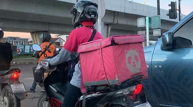 A Foodpanda driver in Chiang Rai Province, Thailand. Photo Credit: Chainwit, Wikipedia Commons