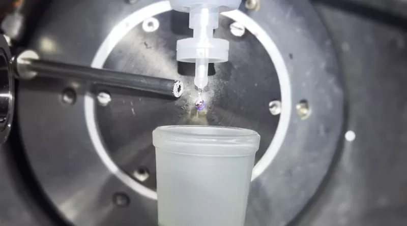 In the sample chamber, the NaK alloy drips from a nozzle. As the droplet grows, water vapour flows into the sample chamber and forms a thin skin on the drop's surface. CREDIT: HZB