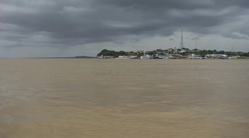 The Amazon River at Óbidos, Brazil. Researchers examined data taken at this city near the mouth of the river to investigate how La Niña events affect the amount of carbon exported from the river. CREDIT: Chris Linder