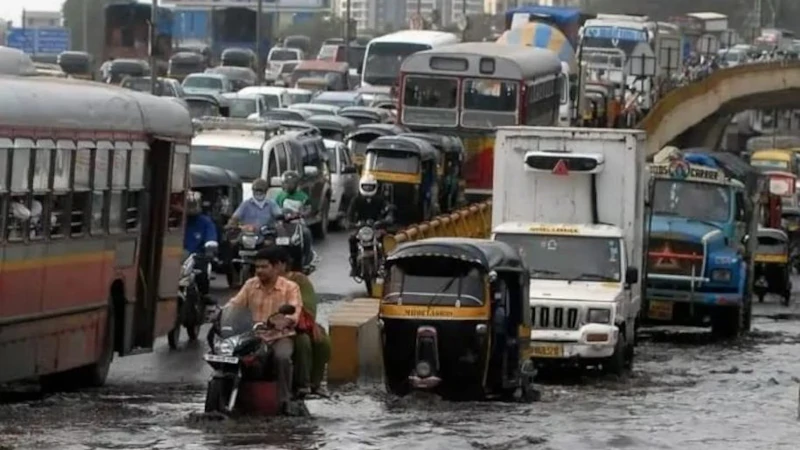 Flooding in Mumbai in 2017. It is one of the cities in India facing climate-related hazards. Copyright: Paasikivi, (CC BY-SA 4.0). This image has been cropped.