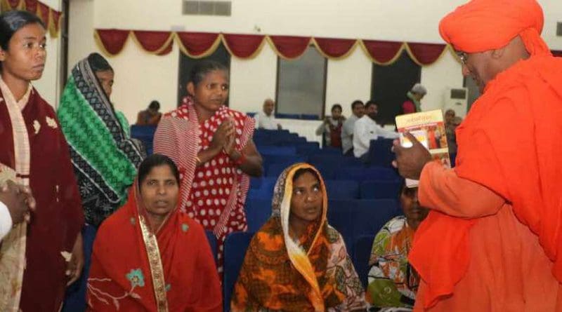 In this file photo taken in 2016 in New Delhi, Swami Agnivesh interacts with the wives of seven men who were wrongly jailed on charges of murdering Swami Lakshmanananda in Odisha state in an incident that started the worst anti-Christian riots in India's history. (Credit: UCA News)