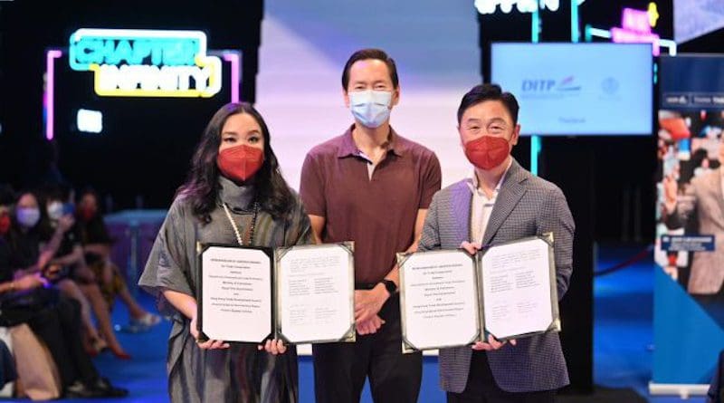 The HKTDC, represented by Deputy Executive Director Benjamin Chau (R), and the Thai Ministry of Commerce's Department of International Trade Promotion, represented by Trade Commissioner and Consul Chanunpat Pisanapipong (L), ratified a renewed memorandum of understanding at CENTRESTAGE, Asia's premier fashion event organised by the HKTDC. The agreement was witnessed by Bernard Chan (centre), Convenor of the Executive Council, HKSAR, and Chairman of the Hong Kong - Thailand Business Council.