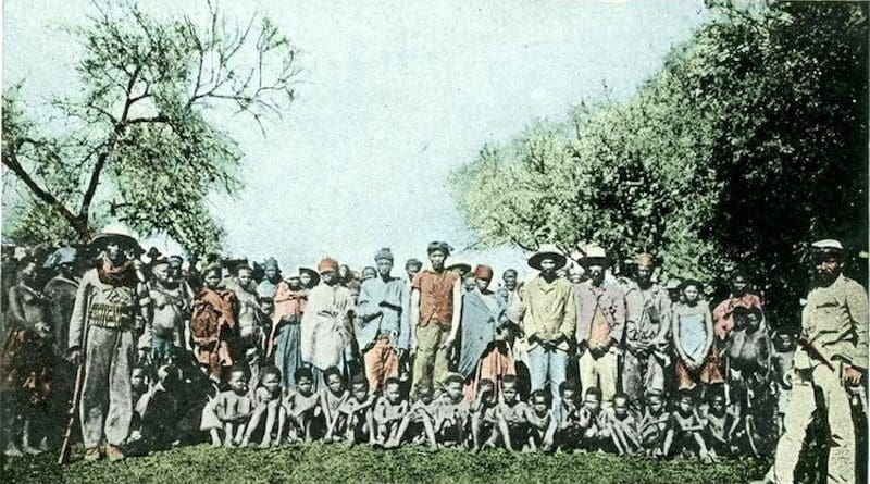 Photo: Herero prisoners of war, around 1900. CC BY-SA 3.0 de