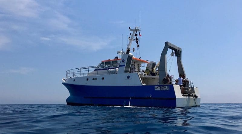 The RV Antedon II, belonging to France’s DT INSU-CNRS research fleet. These pictures show the two environments sampled by the researchers, with the aim of applying the same methods in other marine regions. CREDIT: © Lars-Eric Heimbürger-Boavida, Mediterranean Institute of Oceanography (CNRS / Aix-Marseille University / IRD / University of Toulon)