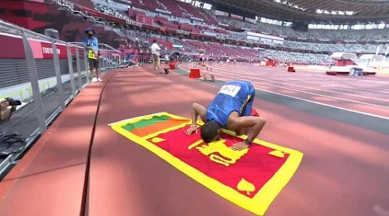 Screenshot of gold medalist Dinesh Priyantha Herath with Sri Lankan flag