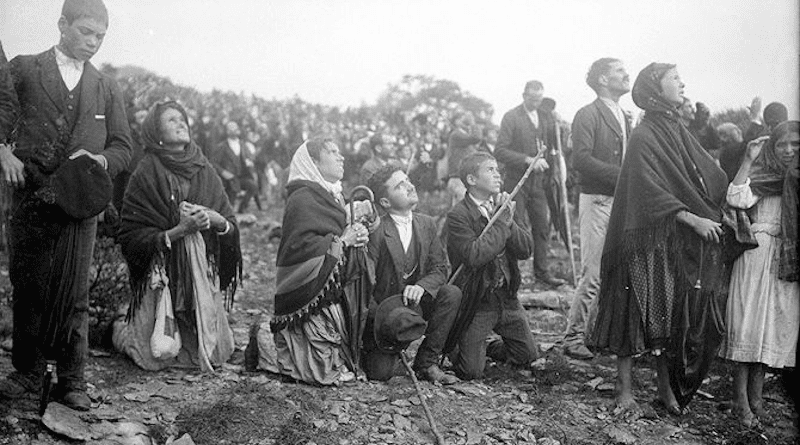Crowd observing Miracle of the Sun during the Our Lady of Fatima apparitions. Photo: Public domain