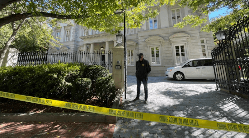 An FBI officer stands outside a house linked to Russian oligarch Oleg Deripaska in Washington on October 19. Photo Credit: VOA