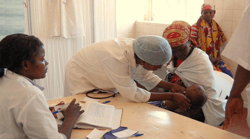 A nurse in a local clinic checks a patient and her baby before prescribing anti-malarial drugs. Copyright: USAID/Alison Bird, United States government work
